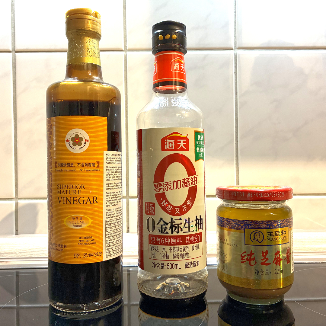 Das Foto zeigt chinesischen Essig, Sojasoße und Sesampaste